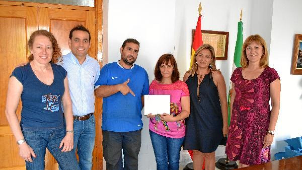 Alcaldesa ediles y New Line con la madre de Lucía.e;clip:rect(4