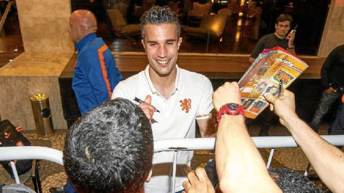 Van Persie firmando autógrafos en el hote.x,aut