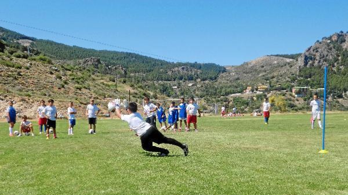 Los jugadores del amañan se preparan para seguir creciendo en el Campus.tyle>.apqj{positio