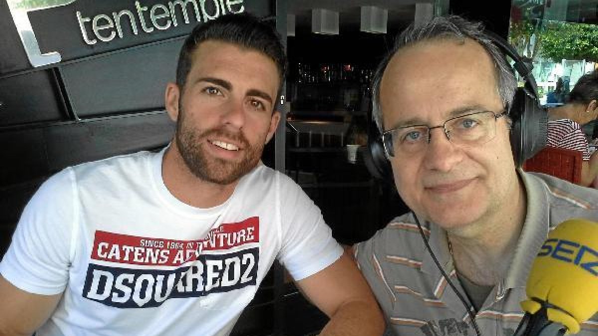 Rodri en Tentempié disfrutando del mejor ambiente con la Cadena SERtyle>.apqj{position:abs