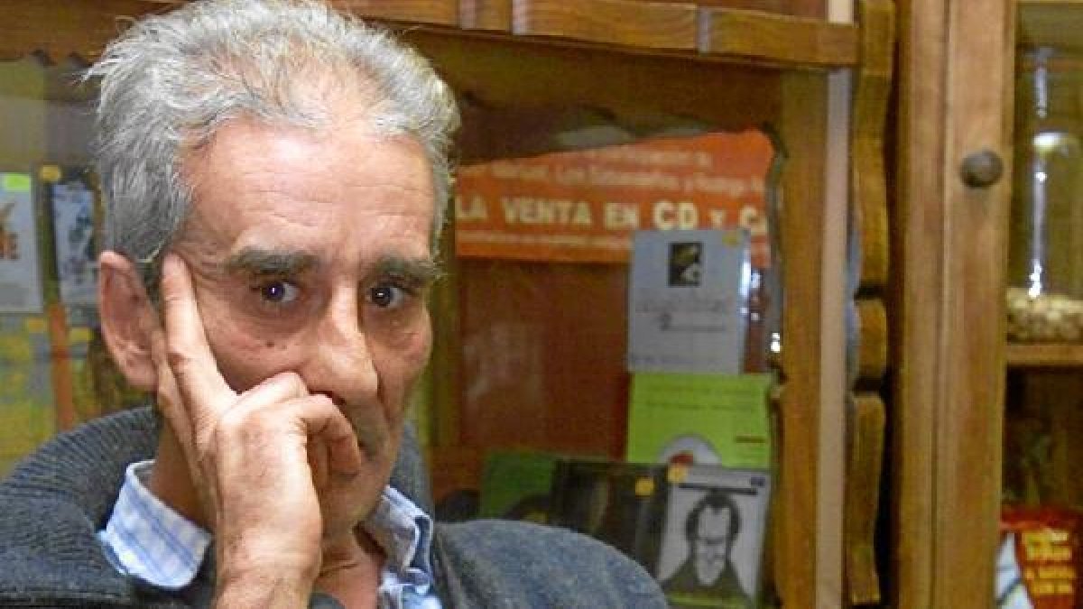 El autor madrileño está encuadrado dentro del grupo de los novísimos.tyle>.apqj{position:a