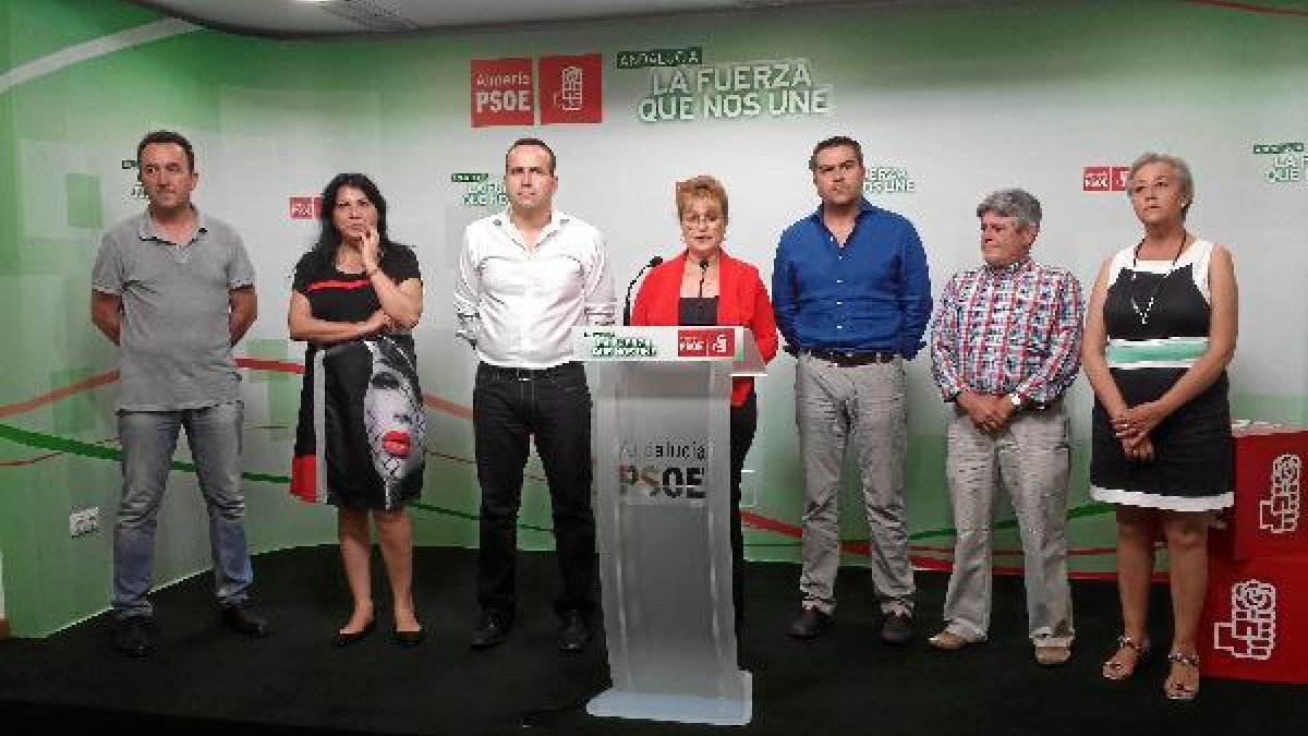 La parlamentaria rodeada de alcaldes del PSOE y la diputada provincialtyle>.apqj{position: