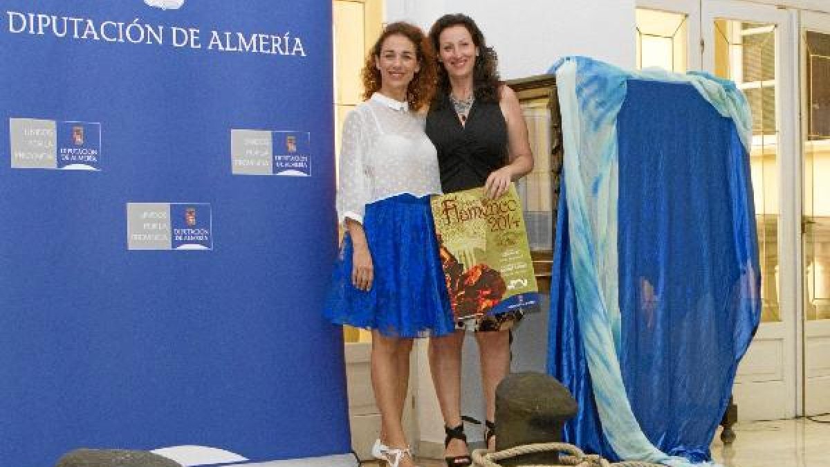 La bailaora Anabel Veloso y la diputada de Cultura, María Vázquez, tras la presentación.ty