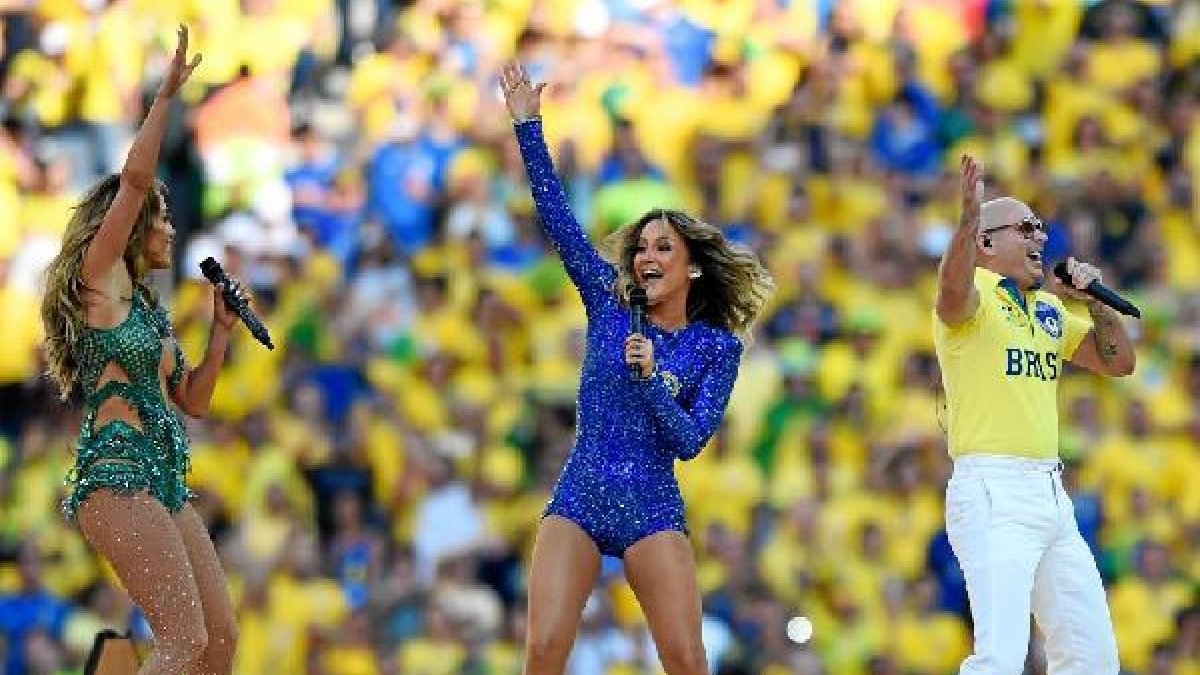 Canción We are one de Pitbull, Jennifer López y Claudia Leite.e
