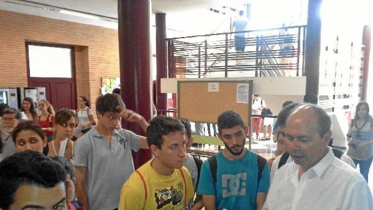Estudiantes esperan a ser llamados para tomar asiento para realizar el examen.tyle>.apqj{p
