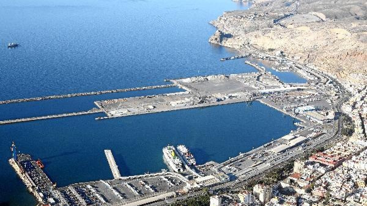 Vista aérea del muelle de Poniente del puerto de Almería, dedicado a mercancíastyle>.apqj{