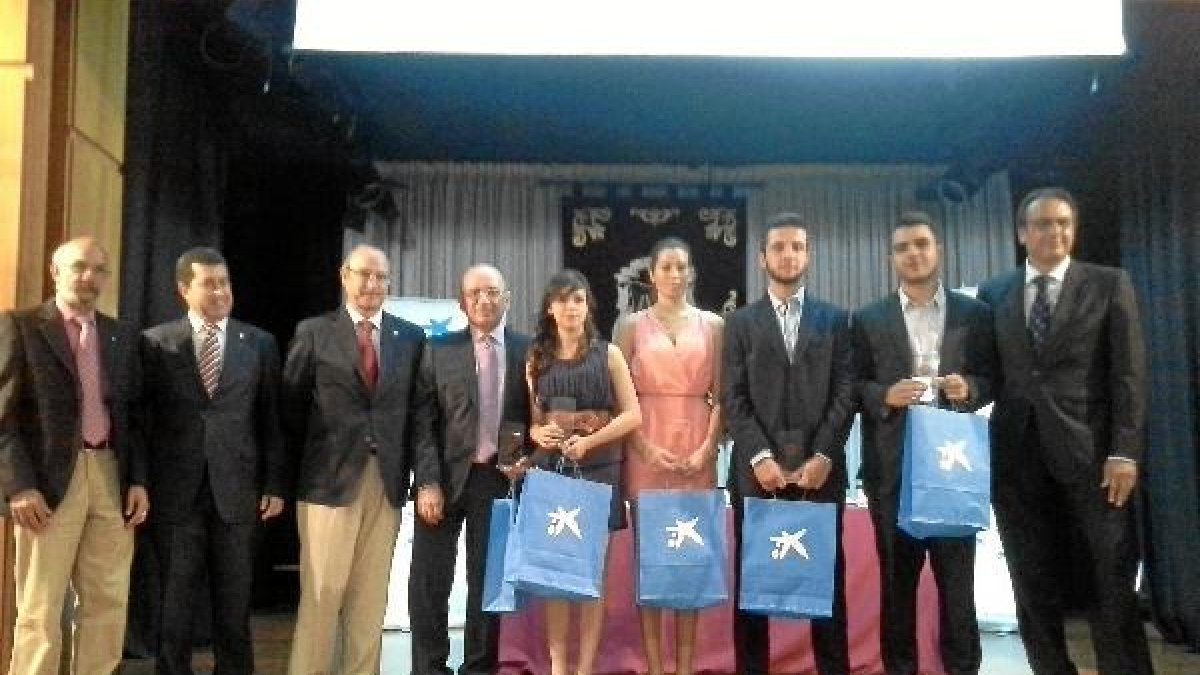 Foto grupal de los premiados, el tutor y las distintas autoridades.tyle>.apqj{position:abs