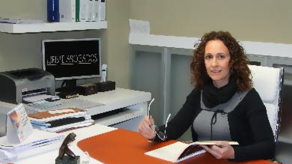 La letrada, en su despacho.o,469px);}