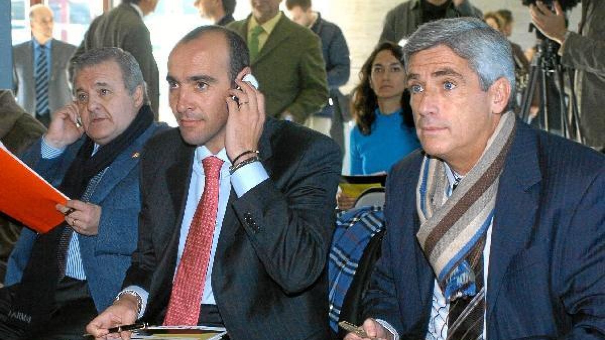 Monchi pegado al teléfono por si le llama Alfonso García.e;clip
