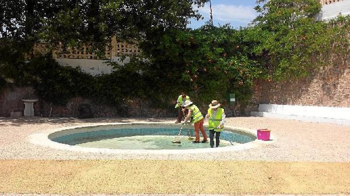 Trabajadores del PFEA ponen a punto la piscina.