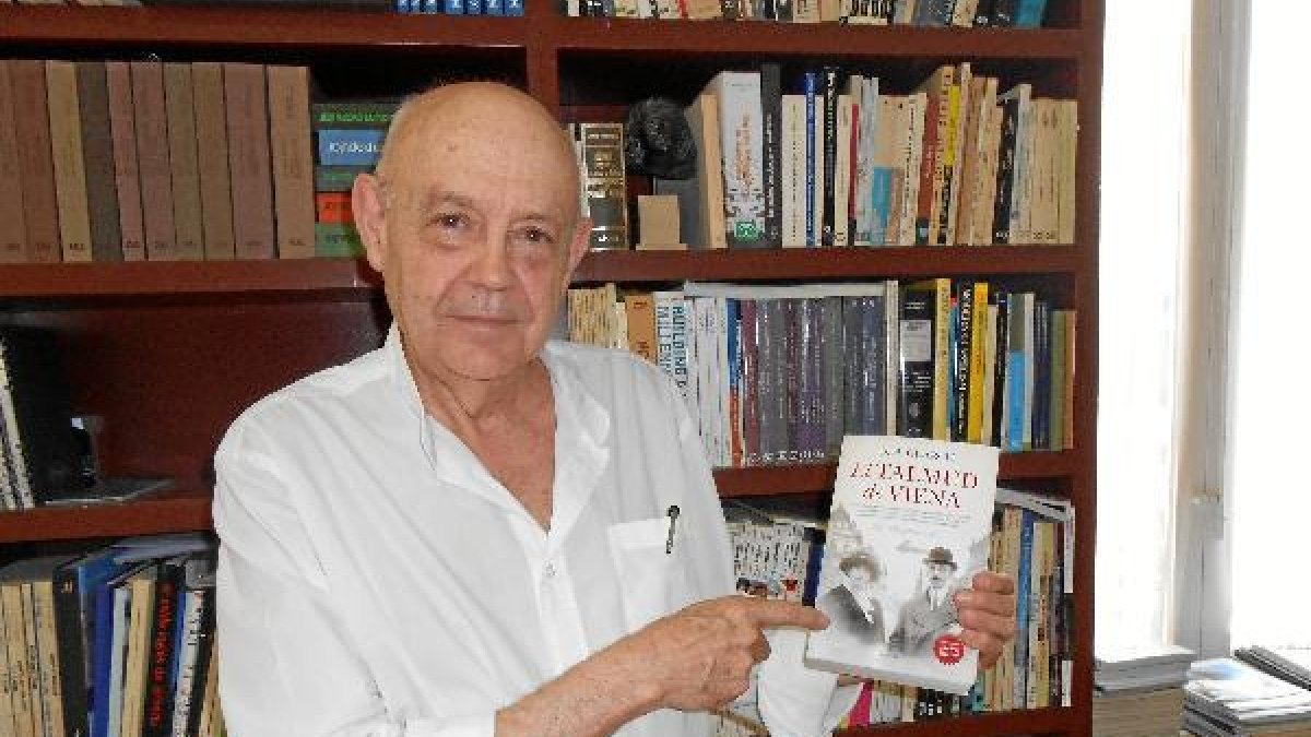 El arquitecto y escritor muestra la novela en su estudio.e;clip