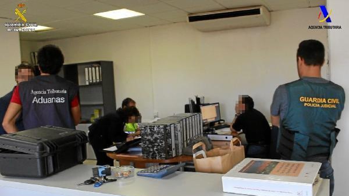 Registro en una de las empresas investigadas por la Guardia Civil.tyle>.apqj{position:abso