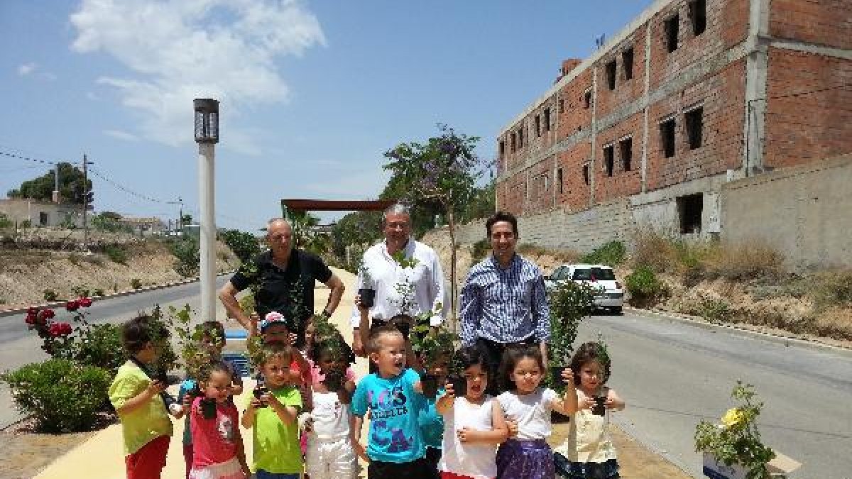 Autoridades políticas posan con los niños de 3 años durante la actividad.tyle>.apqj{positi