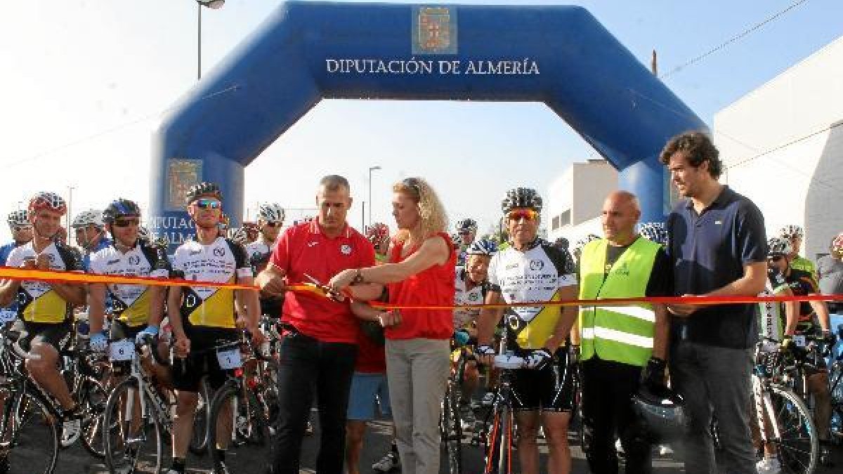 La alcaldesa de Pechina y Oliver, cortando la cinta.e;clip:rect