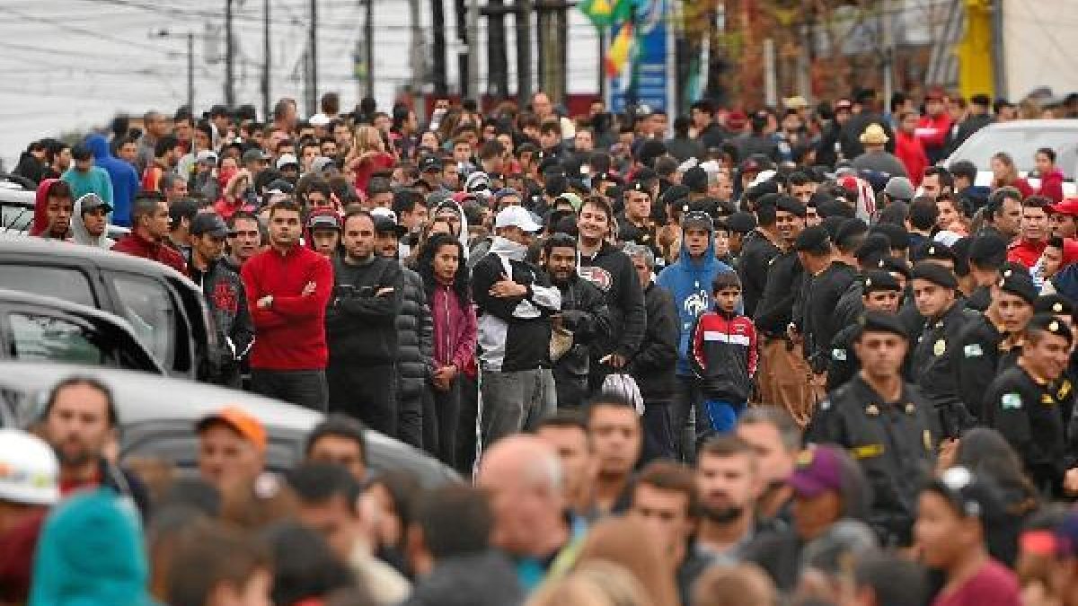 Colas en Brasil para ver entrenar a la campeona del Mundo.e;cli