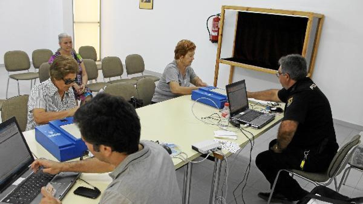 La Policía ha desplazado varios equipos para facilitar la renovación.tyle>.apqj{position:a