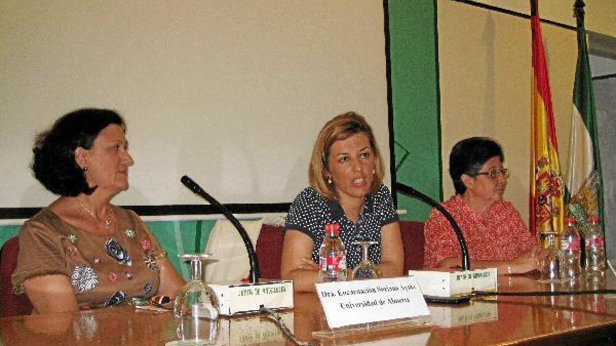 La delegada del Gobierno, Sonia Ferrer, inauguró el curso.e;cli