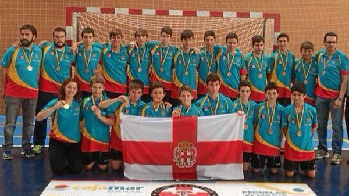 Los jugadores luciendo la medalla de bronce conseguida.e;clip:r