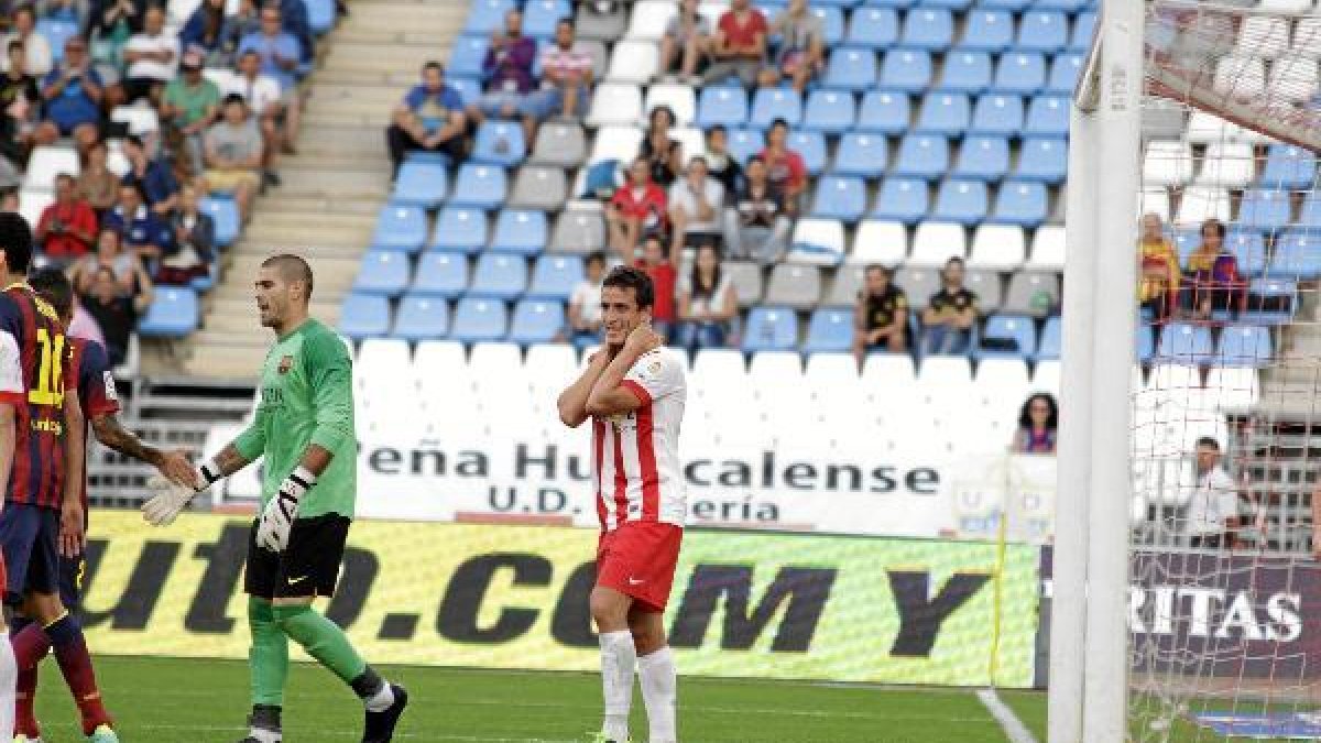 Víctor Valdes en el partido frente al Almería.x
