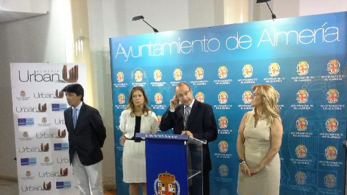 Manuel Guzmán, Ana Martínez Labella, el alcalde Luis Rogelio Rodríguez-Comendador, y Pilar Ortega.</