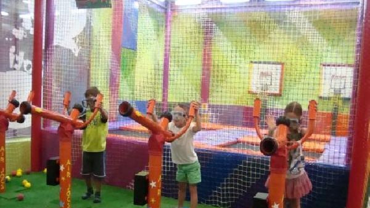 Los cañones de bolas, una de las actividades más divertidas en Botiboingtyle>.apqj{positio