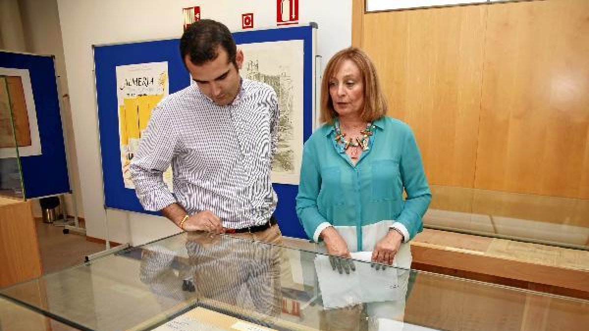 El edil Ramón Fernández-Pacheco y la directora del Archivo, Aurora Carretero.tyle>.apqj{po