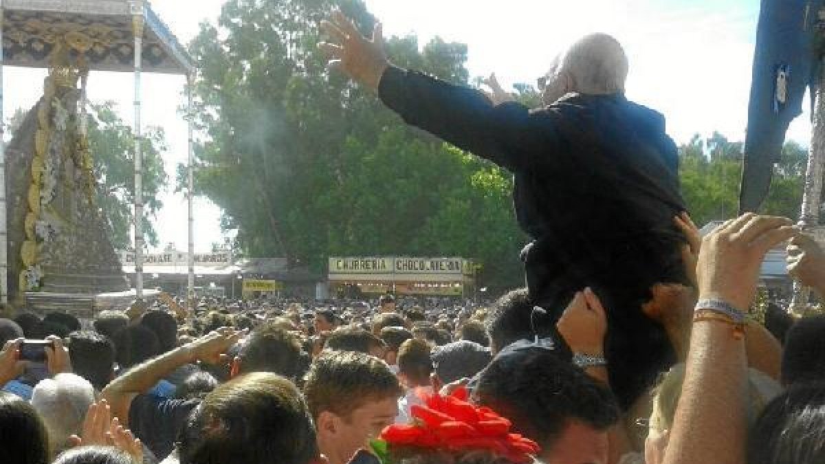 Visita de la Virgen del Rocío a Almería y rezos del consiliario, Esteban Belmonte.tyle>.ap