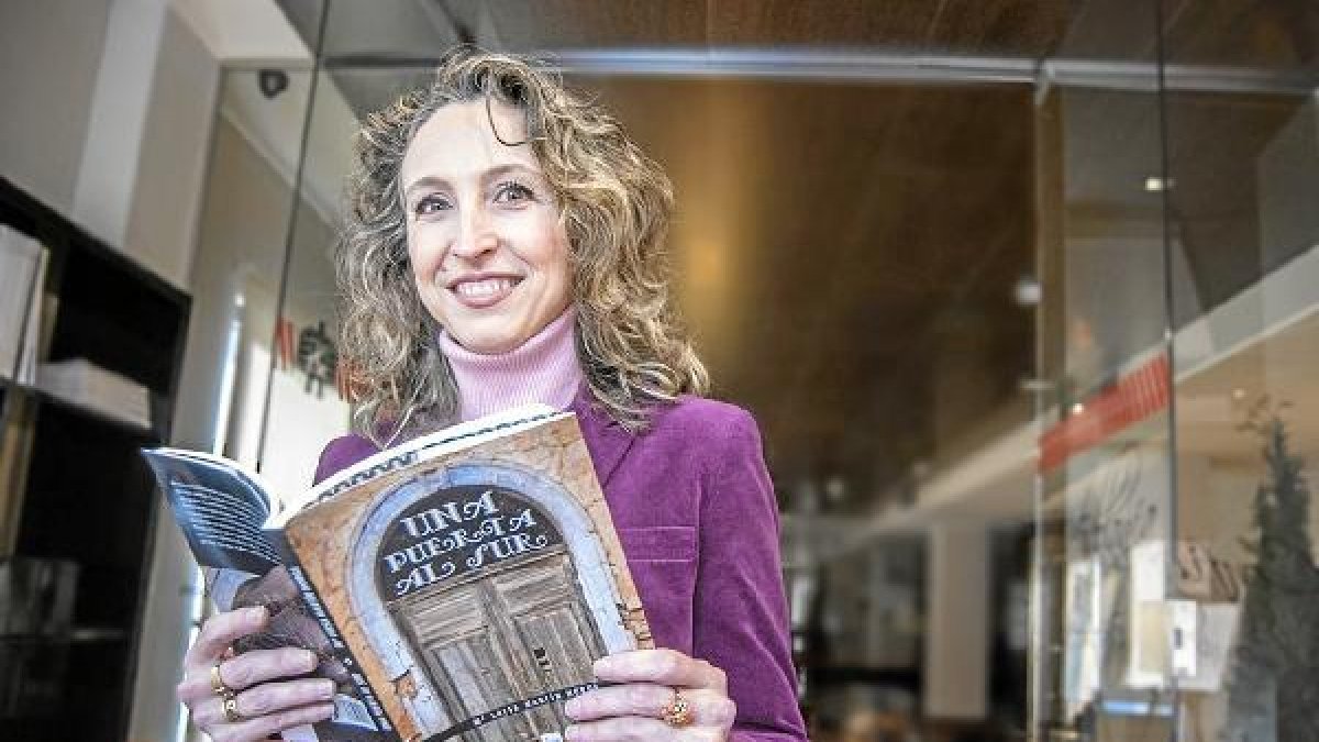 La portada de la obra muestra la puerta del Cortijo del Fraile, en Níjar.tyle>.apqj{positi