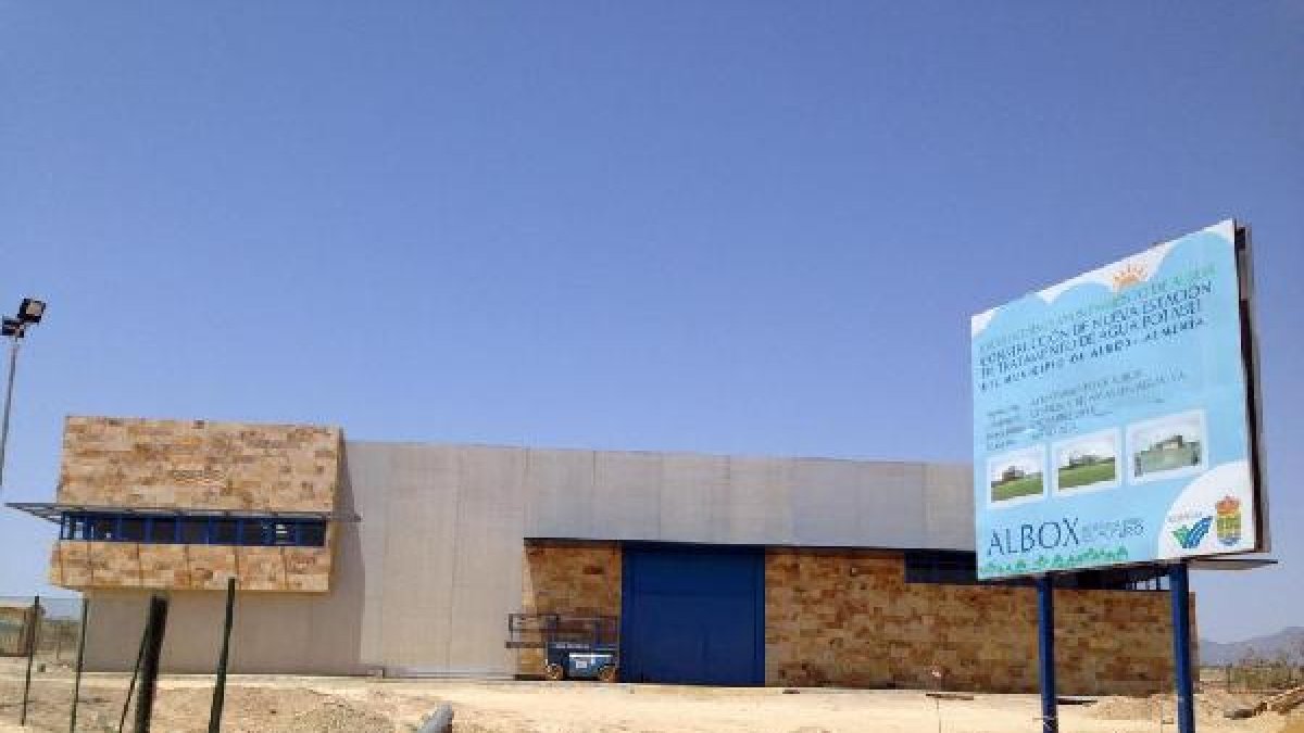 Edificio de la Estación de Tratamiento de Agua Potable (ETAP) al fondo tras las obras existentes en
