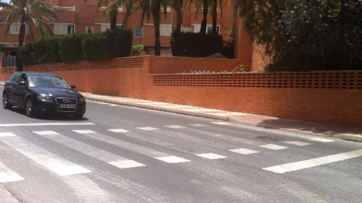 Paso de peatones punteado en una calle roquetera.e;clip:rect(46