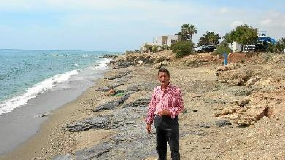 Diego García, portavoz de Unión Mojaquera, en una de las playas.tyle>.apqj{position:absolu