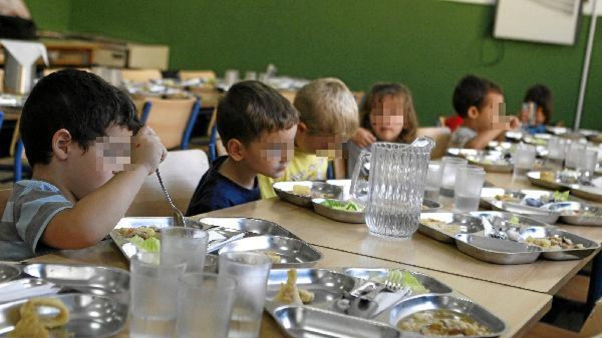 Niños y niñas de un colegio almeriense reciben el servicio de comedor durante el periodo del curso d