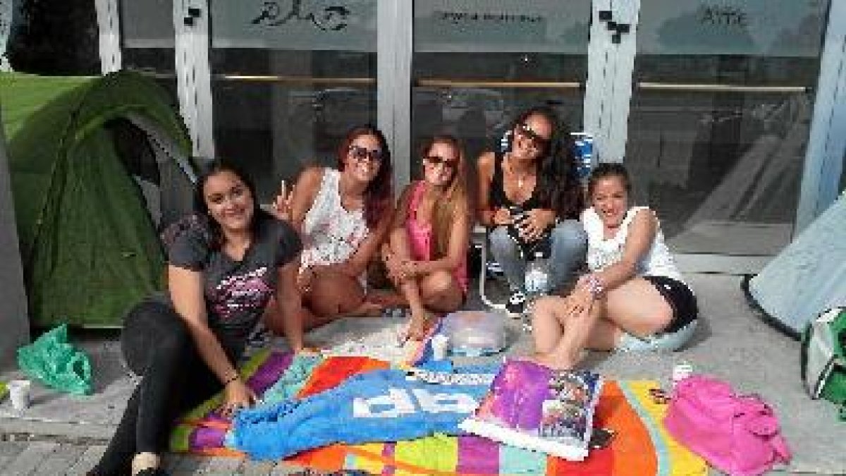 Cinco chicas son las primeras fans que ya esperan el concierto de David Bisbal.tyle>.apqj{