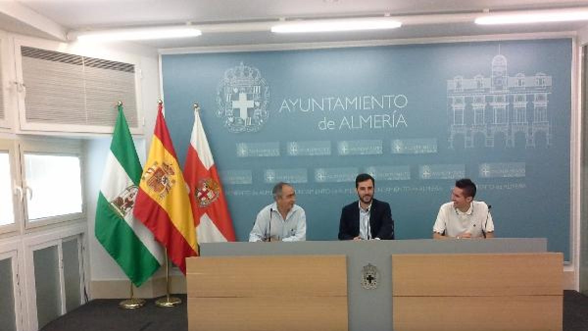 Francisco Balcázar, Carlos Sánchez y Rafael Alonso, en rueda de prensa.tyle>.apqj{position