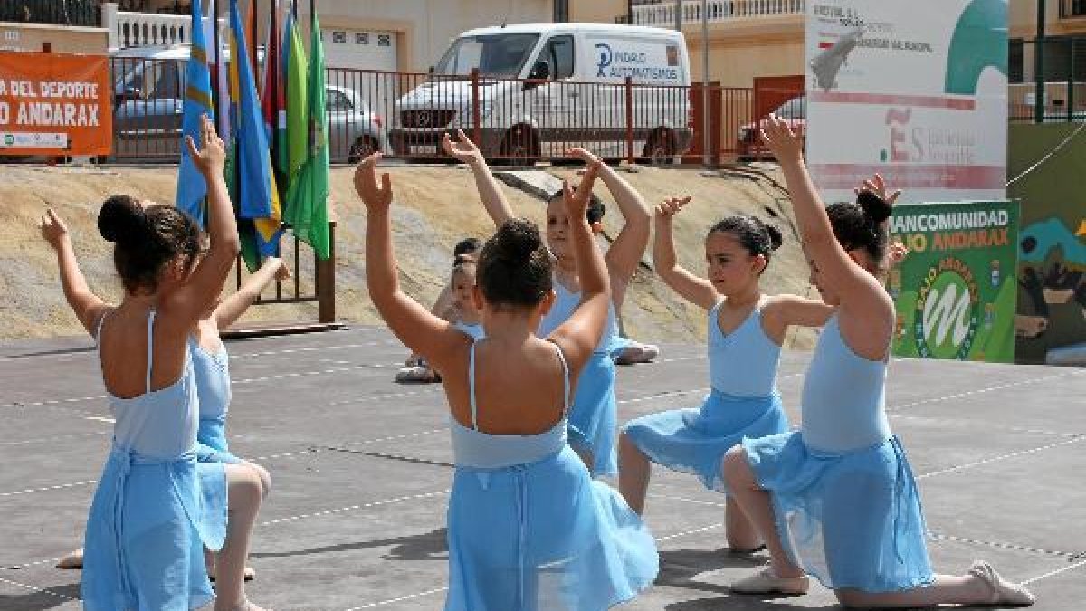 Jóvenes deportistas.o,469px);}