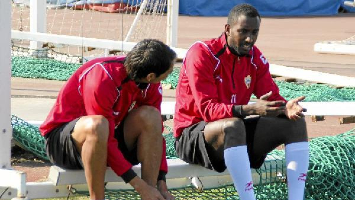 Goitom le da explicaciones a Leo Ulloa sobre su fútbol tan particular.tyle>.apqj{position: