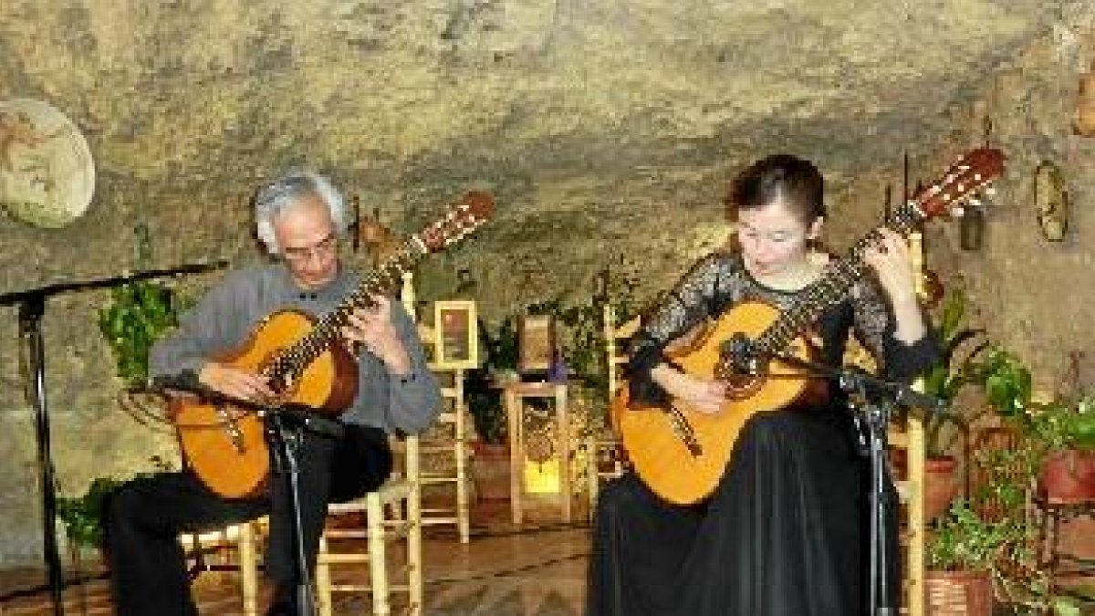 Jiro y su acompañante durante la actuación.x,au