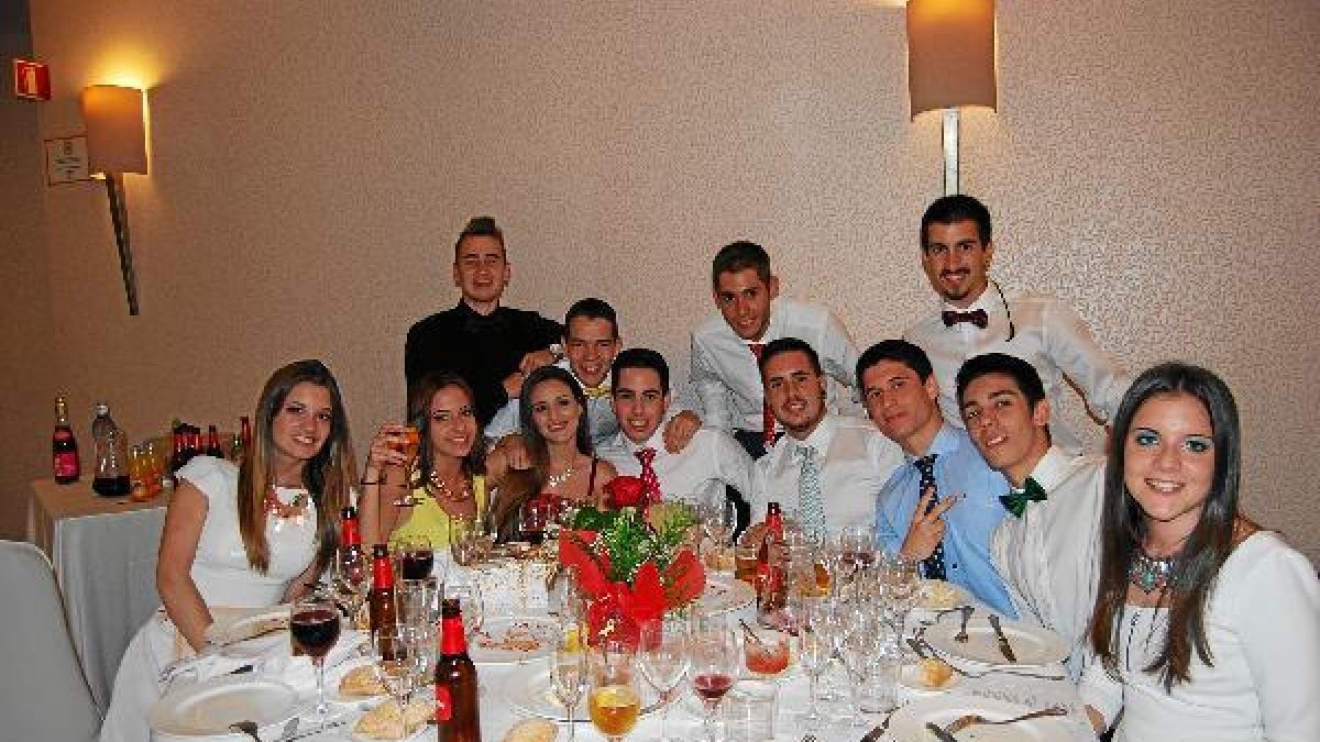 Gloria Arqueros y compañeros La joven alumna Gloria Arqueros, en animada tertulia durante el acto, r