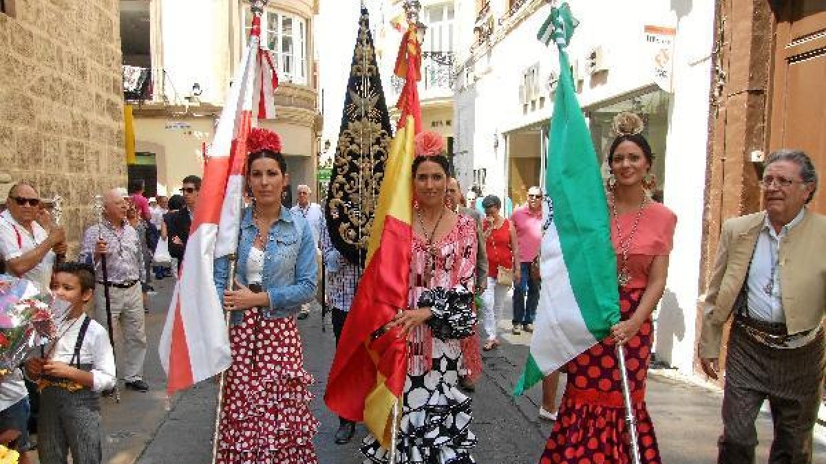 Modelos posan durante el vestido.o,46