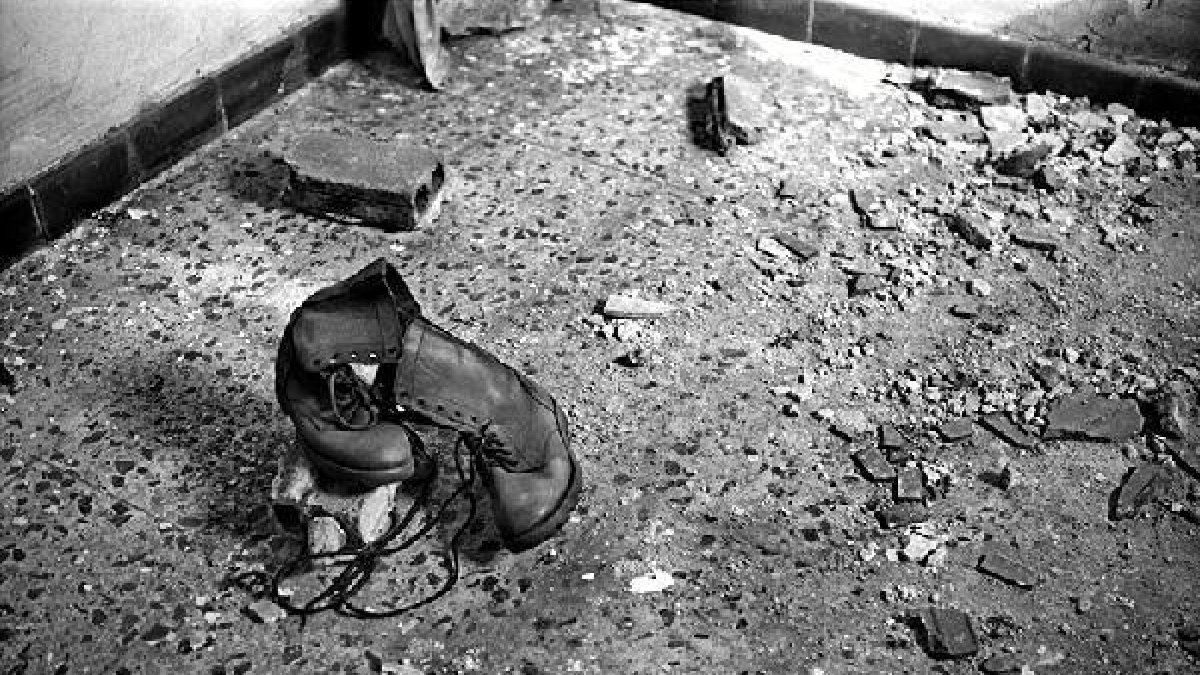 Un par de viejas botas sobre un suelo lleno de escombros.e;clip