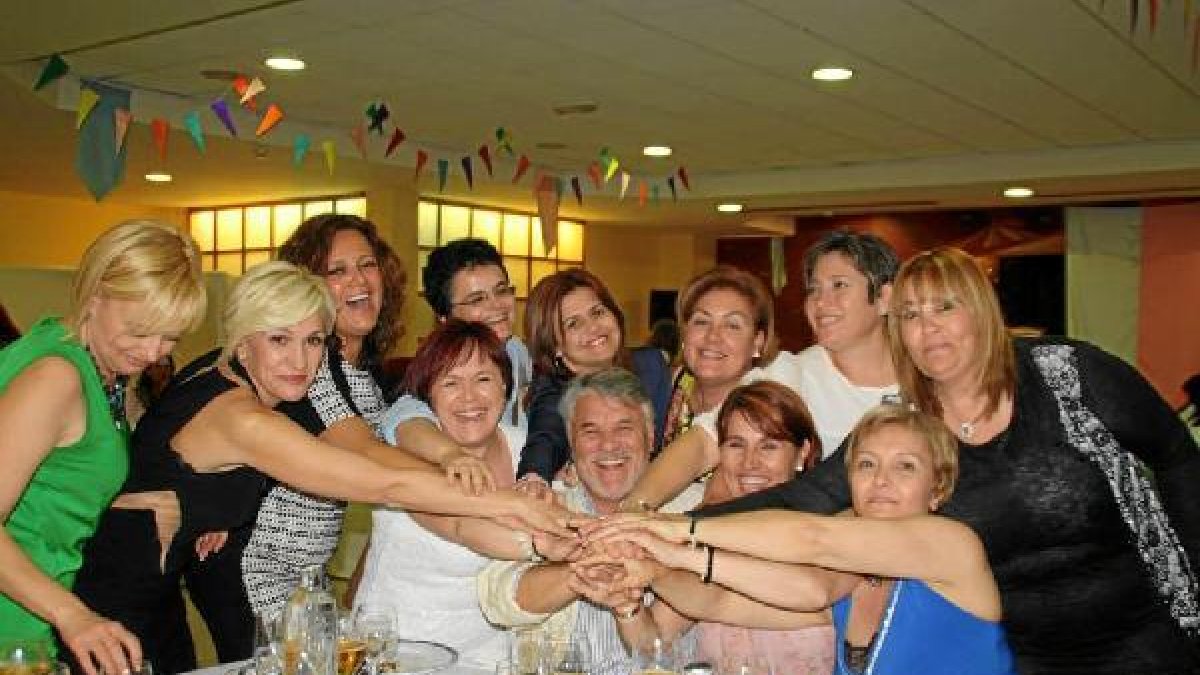 Un grupo de antiguas alumnas disfrutando del encuentro. e;clip:
