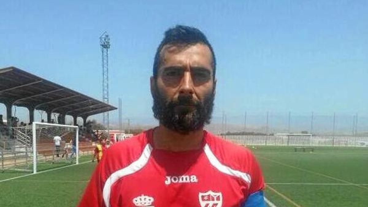 Posaero hace gala de una estampa futbolística propia de un legionario.tyle>.apqj{position: