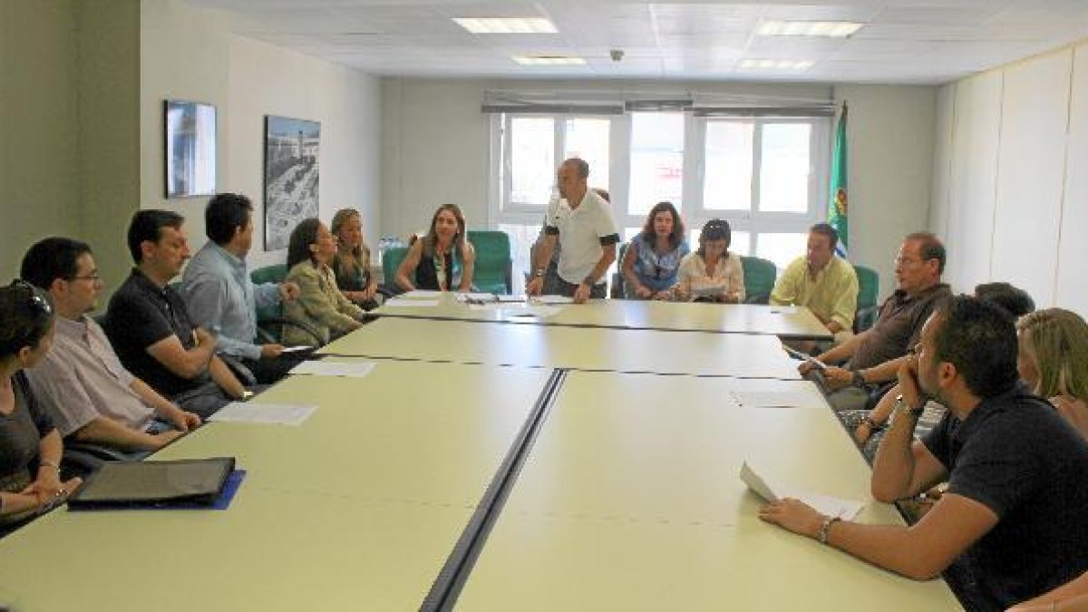 Reunión de farmacéuticos locales en el Ayuntamientoe;clip:rect(