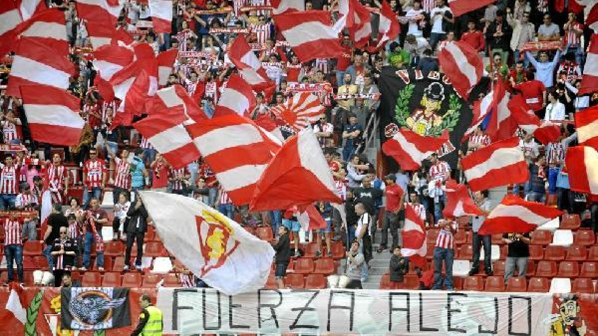 La afición del Sporting sueña con el ascenso.x,