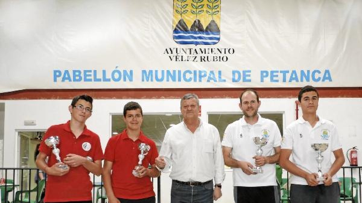 Primeros clasificados del Torneo, con sus trofeos. e;clip:rect
