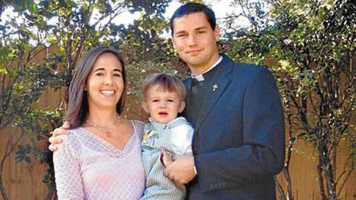 Un sacerdote con su esposa y su hija.