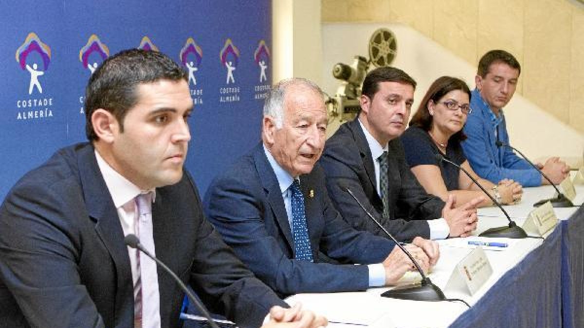Amat durante la rueda de prensa,junto al vicepresidente y los concejales de Almería, Vícar y Mojácar
