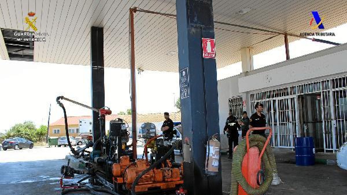 Una de las gasolineras intervenidas por la Policíae;clip:rect(4