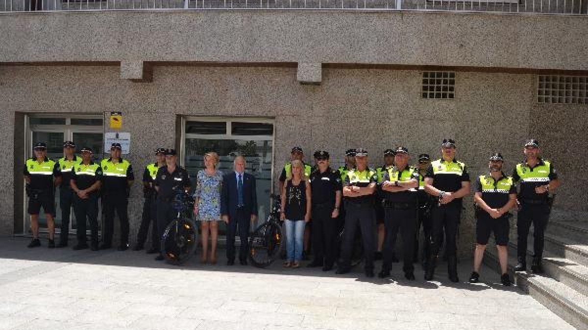 El alcalde y las concejalas posan con la nueva brigada.e;clip:r