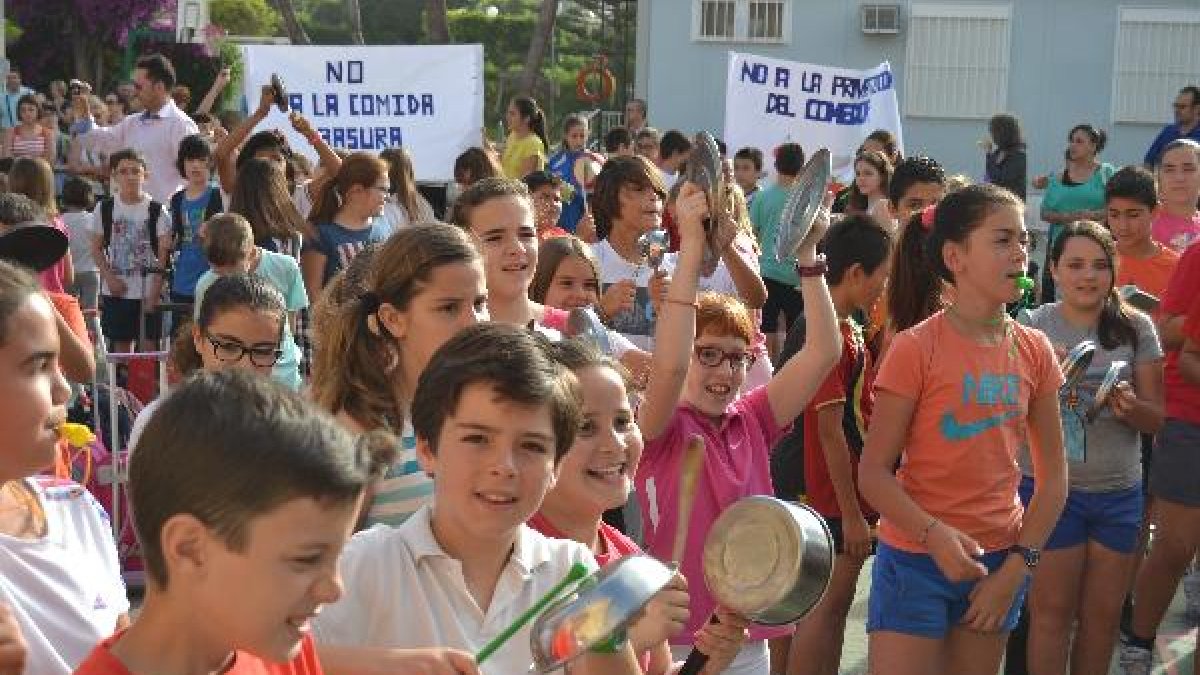 Padres y alumnos participaron en la cacerolada.